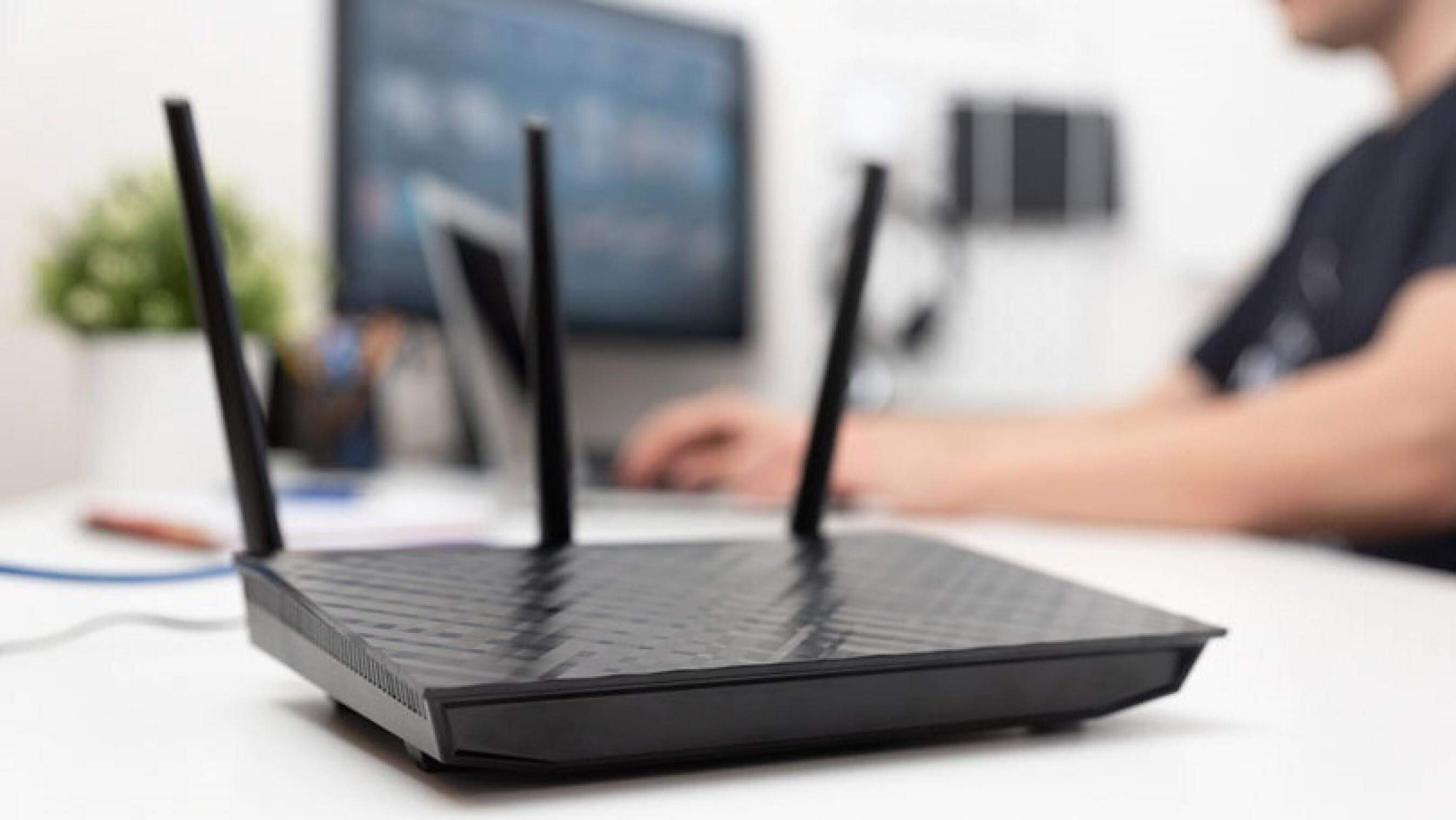 Router Wi-Fi di meja kerja seorang pria